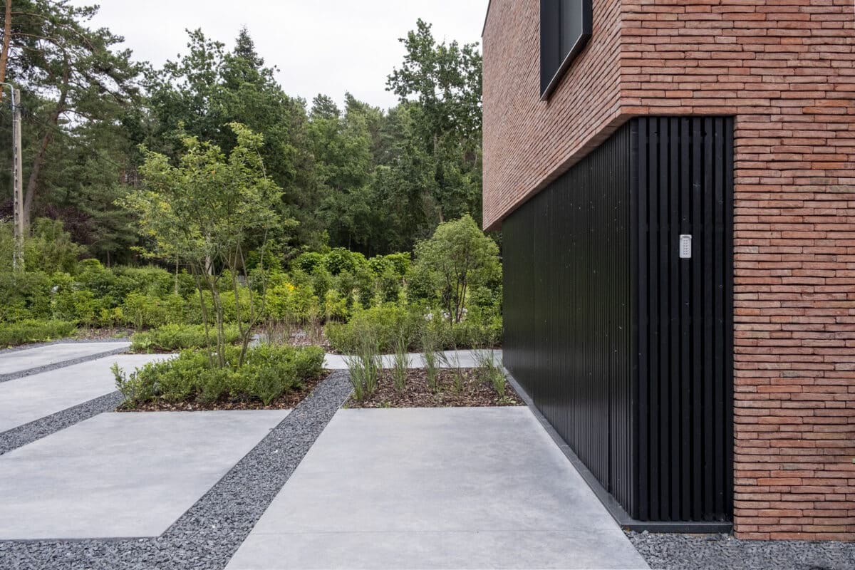 gevelsteen, zwarte houten gevelbekleding, moderne woning