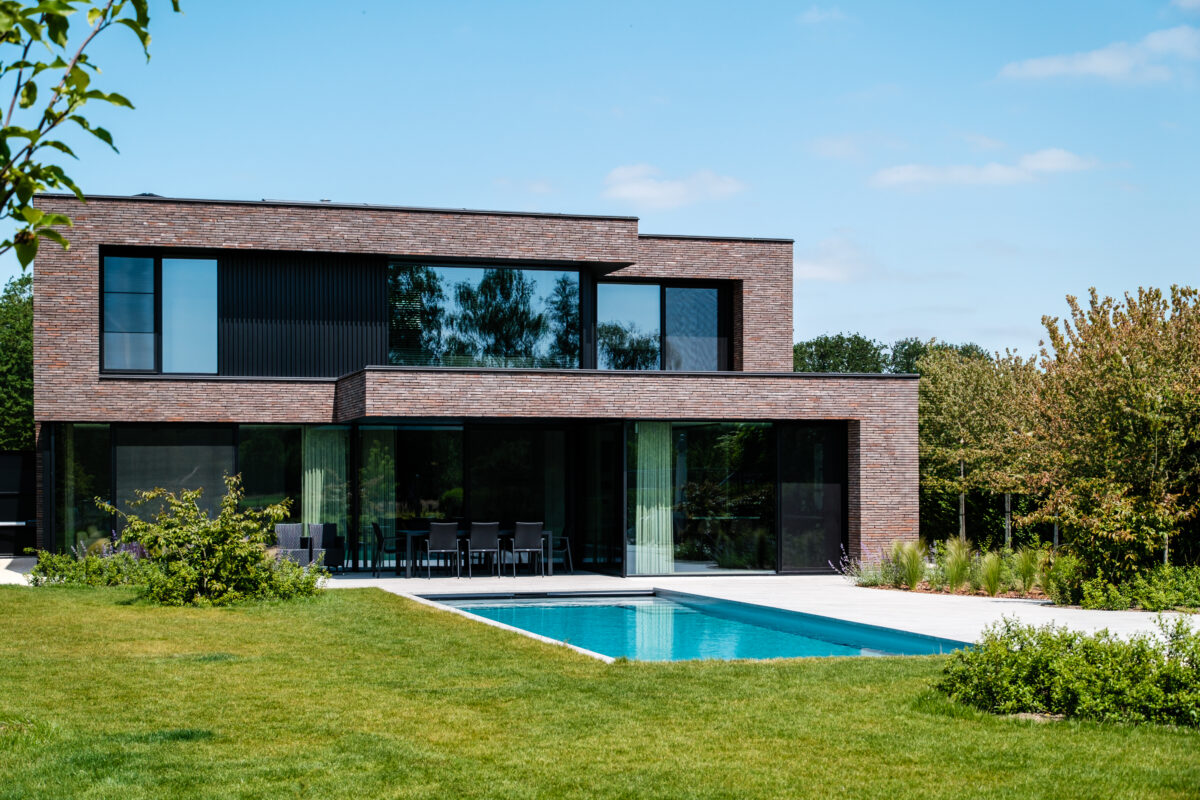 residentie hasselt architectuur baksteen aluminium gevelbekleding, zwembad, overdekt terras